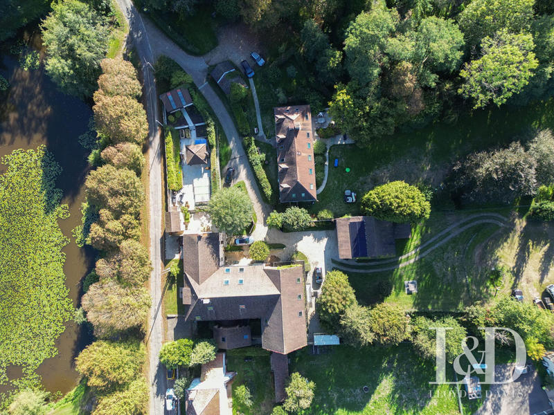 Maison - 1 200 m² - 26 pièces