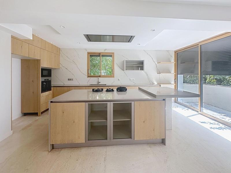 Maison - 221 m² - 6 pièces