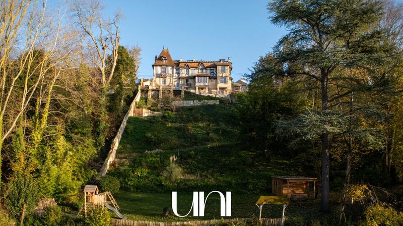 Maison - 280 m² - 9 pièces