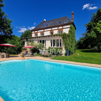 Maison - 210 m² - 7 pièces