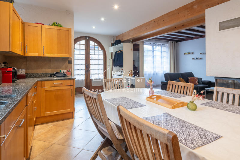 Maison - 260 m² - 9 pièces