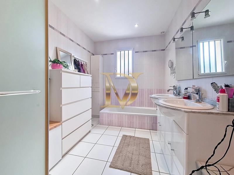 Maison - 230 m² - 8 pièces