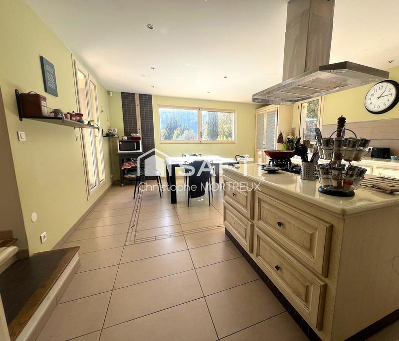 Maison - 245 m² - 8 pièces