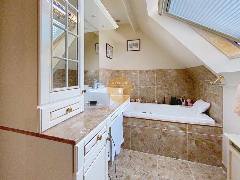 Maison - 181 m² - 7 pièces