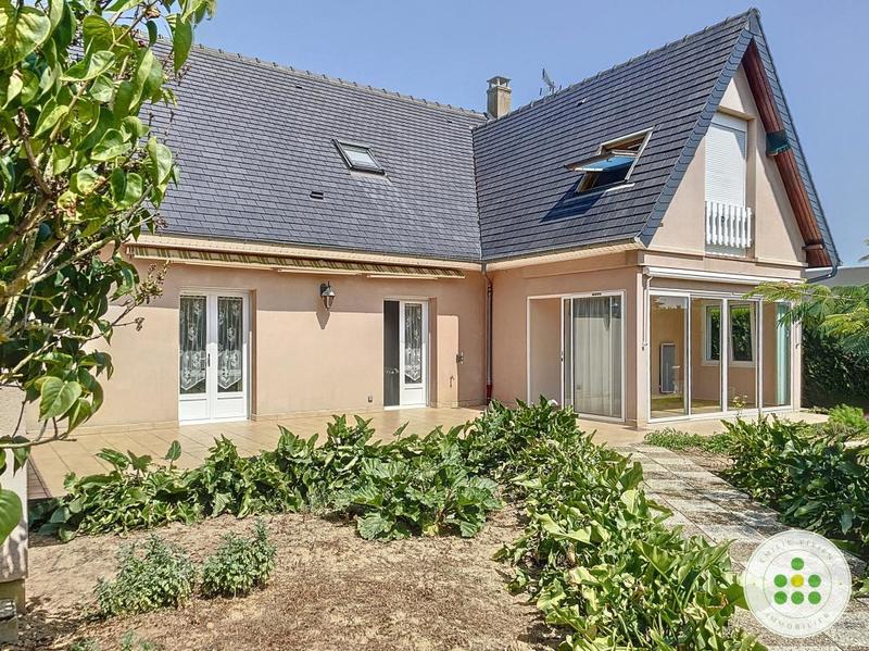 Maison - 208 m² - 9 pièces