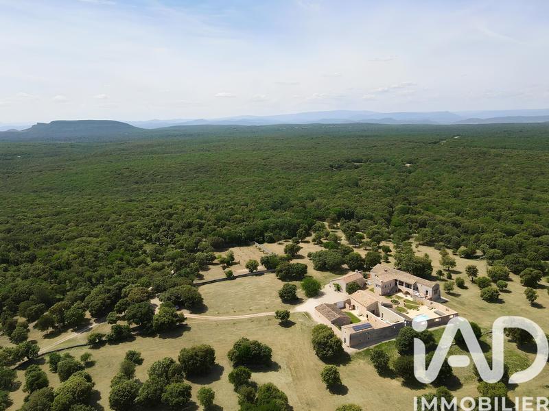 Maison - 910 m² - 20 pièces