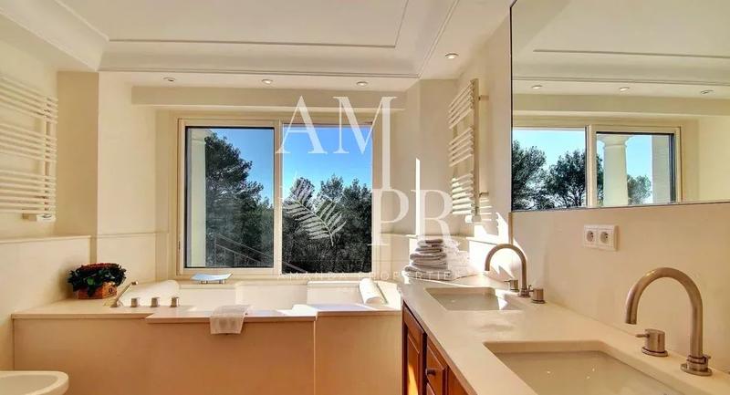 Villa - 600 m² - 12 pièces