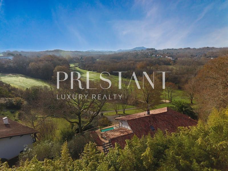 Maison - 250 m² - 6 pièces