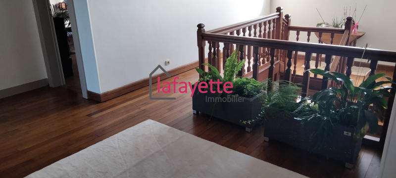 Maison traditionnelle - 250 m² - 10 pièces