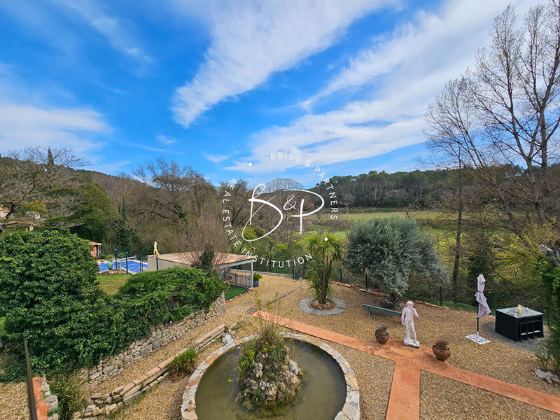 Maison - 272 m² - 9 pièces