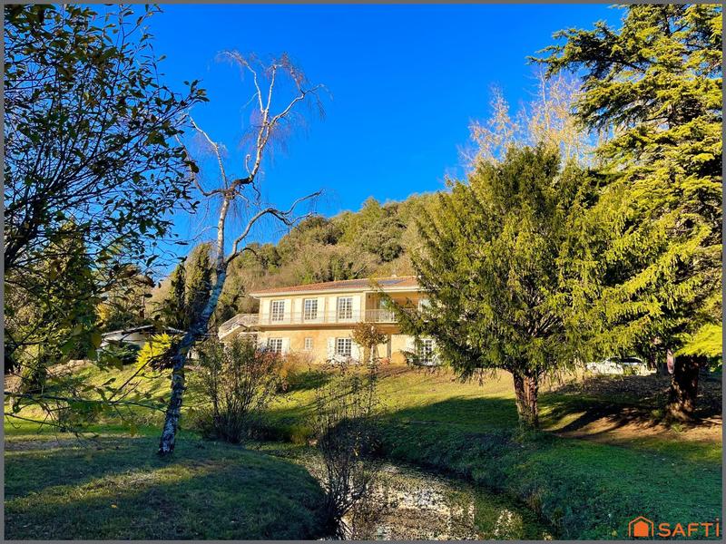 Maison - 230 m² - 8 pièces