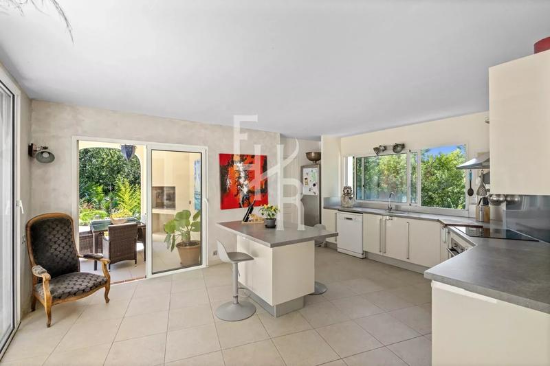 Villa - 226 m² - 10 pièces