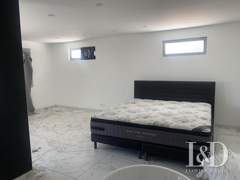 Local commercial - 299 m² - 2 pièces