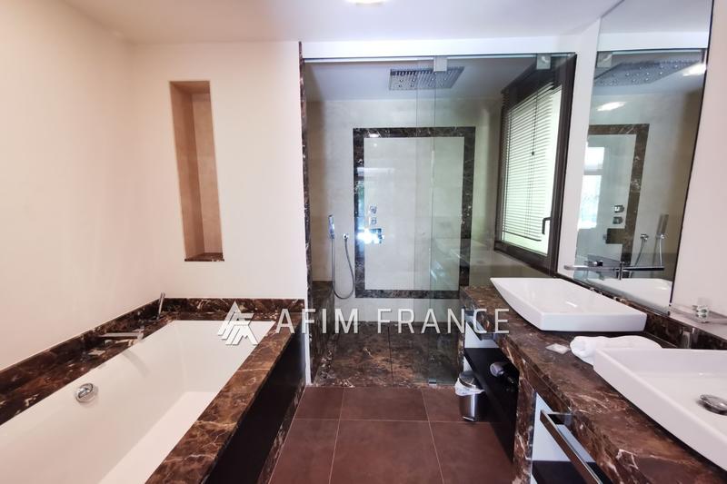 Villa - 300 m² - 5 pièces