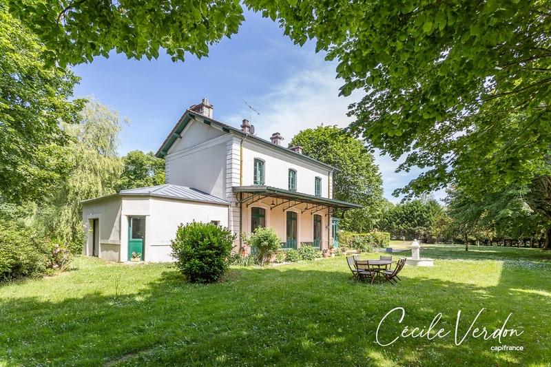 Propriété - 280 m² - 10 pièces