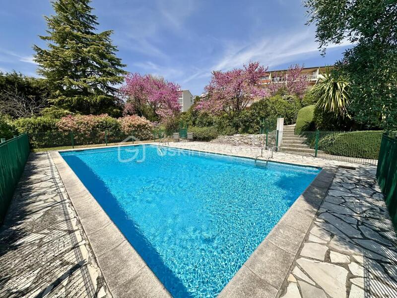 Appartement - 99 m² - 5 pièces