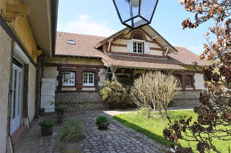 Maison - 281 m² - 9 pièces