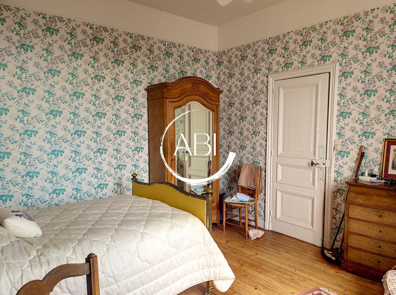 Maison - 220 m² - 9 pièces