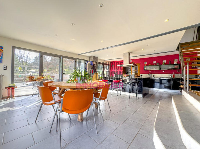 Maison - 228 m² - 5 pièces