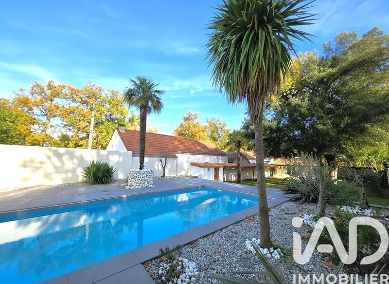 Maison - 210 m² - 7 pièces