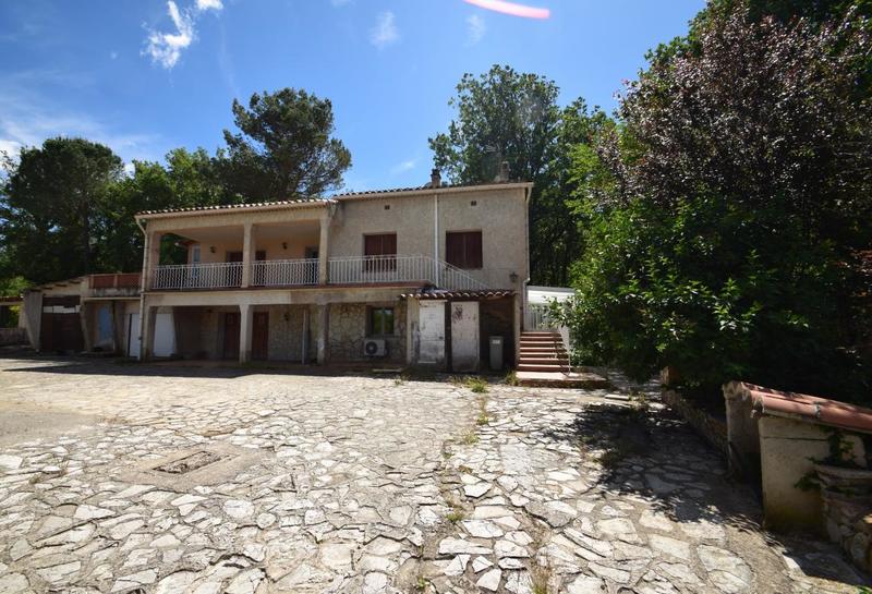 Maison - 168 m² - 9 pièces