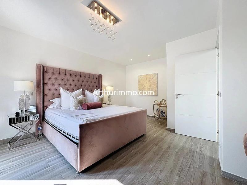 Maison - 235 m² - 8 pièces