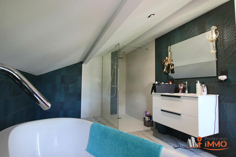 Maison - 220 m² - 9 pièces