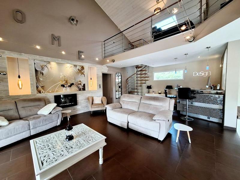 Maison - 250 m² - 2 pièces