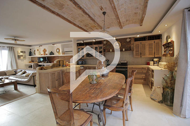 Maison - 300 m² - 6 pièces