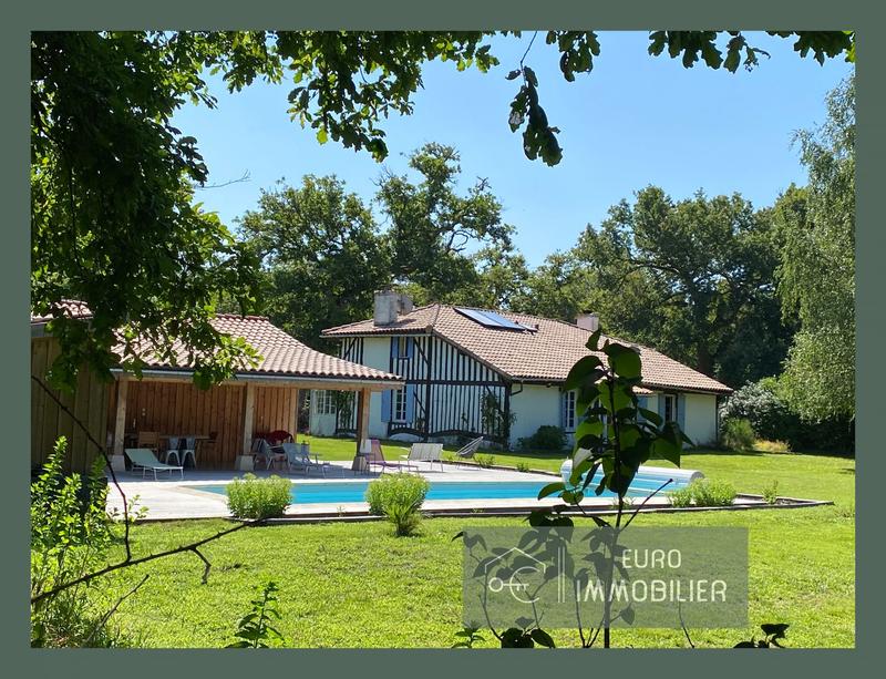 Maison - 240 m² - 10 pièces