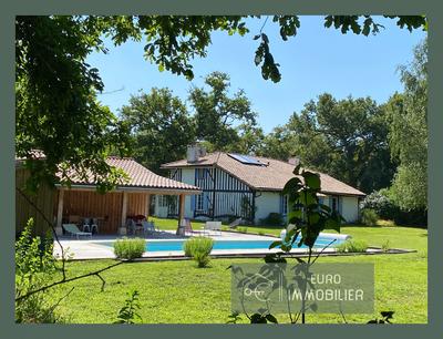 Maison - 240 m² - 10 pièces