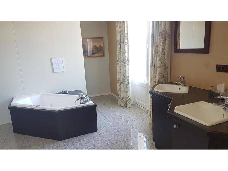 Local commercial - 2 459 m² - 70 pièces