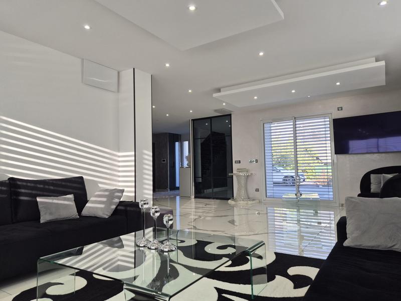 Maison contemporaine - 276 m² - 7 pièces