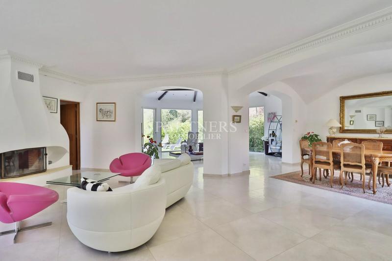 Maison - 240 m² - 9 pièces