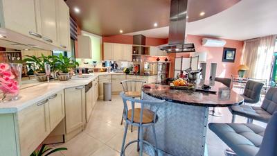 Maison - 215 m² - 9 pièces