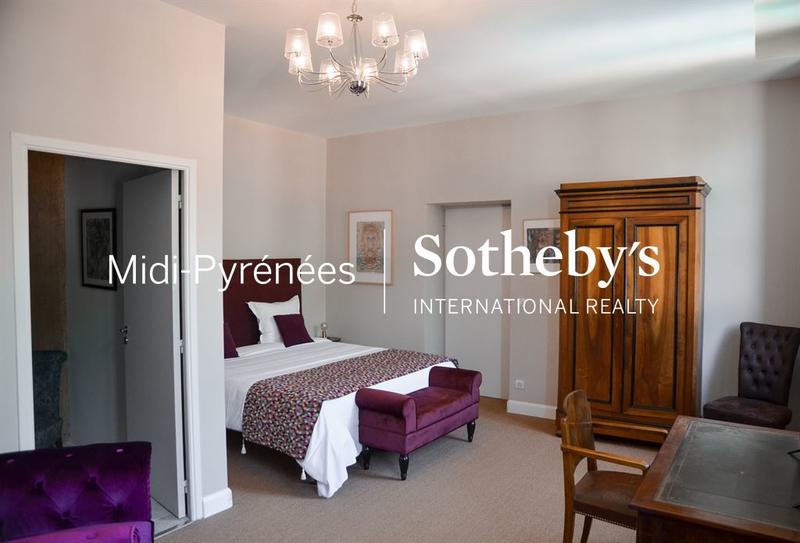 Maison - 450 m² - 11 pièces