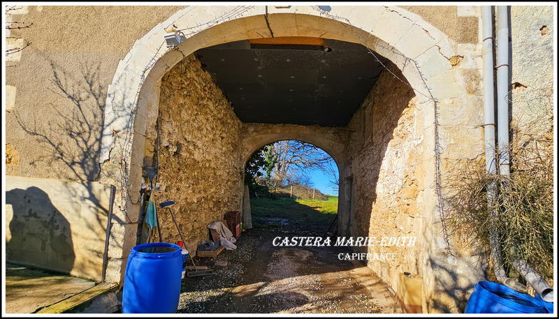 Corps de ferme - 8 000 m² - 7 pièces