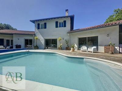 Maison - 220 m² - 7 pièces