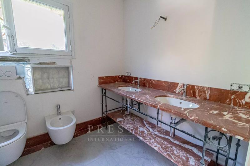 Maison - 241 m² - 8 pièces