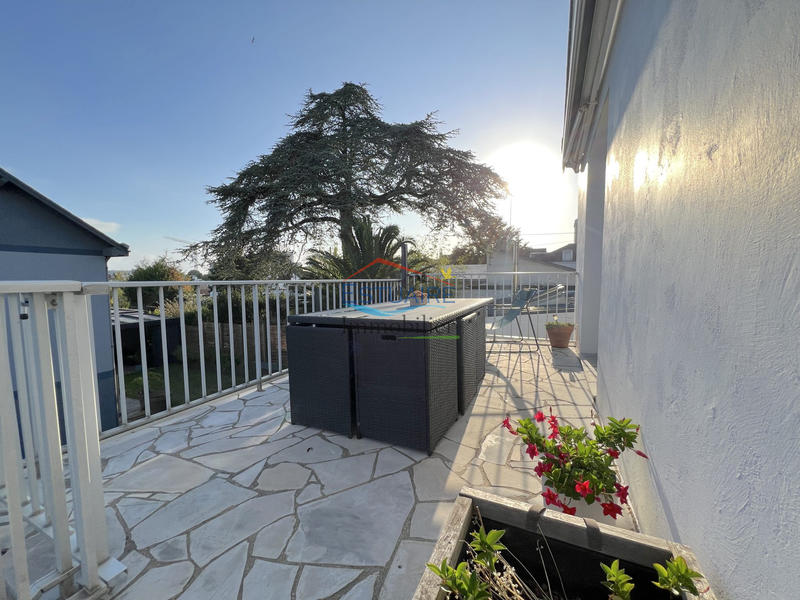 Maison traditionnelle - 220 m² - 8 pièces