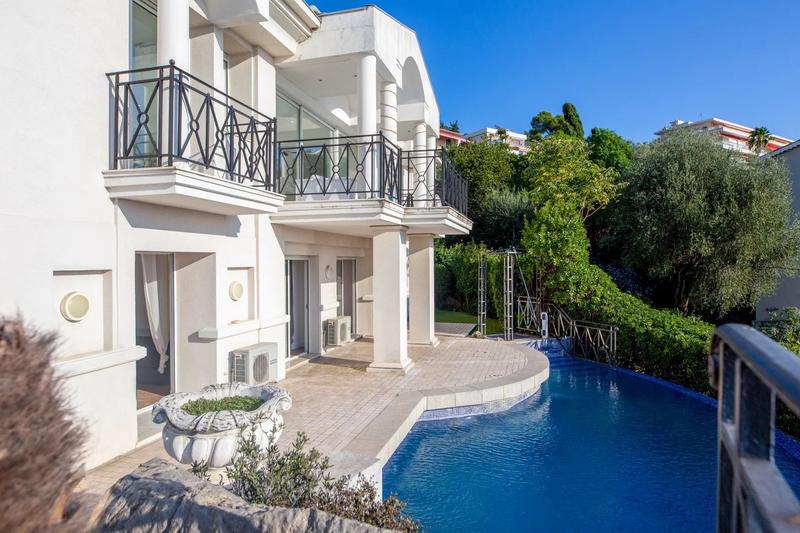 Villa - 325 m² - 6 pièces