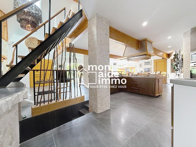 Maison - 220 m² - 6 pièces