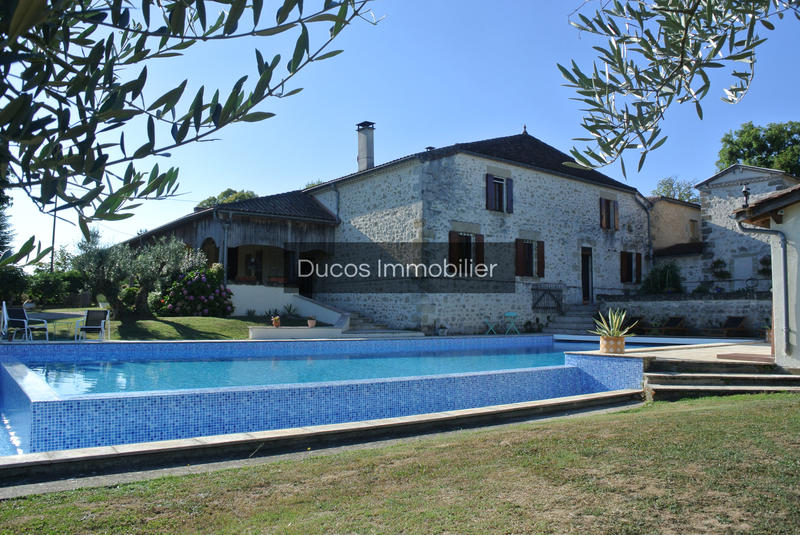 Maison - 250 m² - 6 pièces