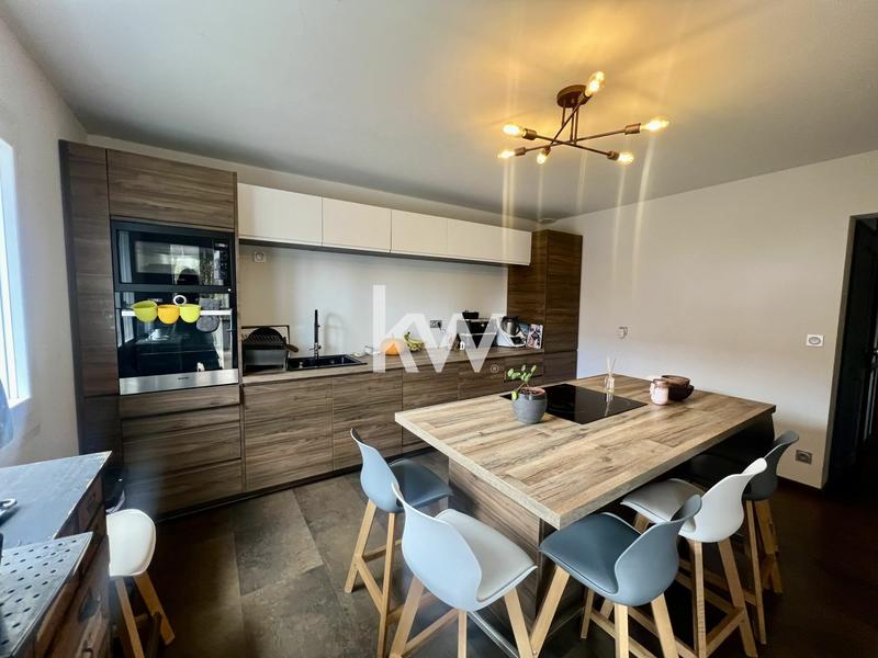 Maison - 218 m² - 7 pièces