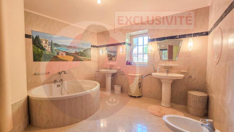 Maison - 450 m² - 11 pièces