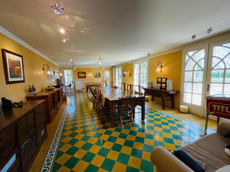 Propriété - 684 m² - 15 pièces