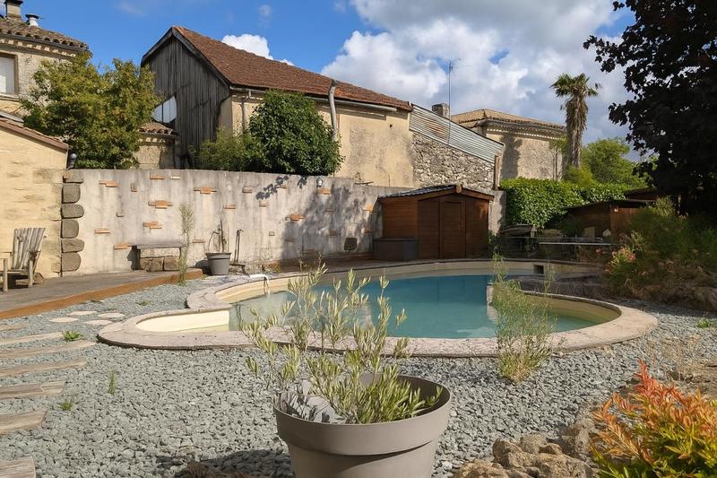 Maison - 261 m² - 11 pièces