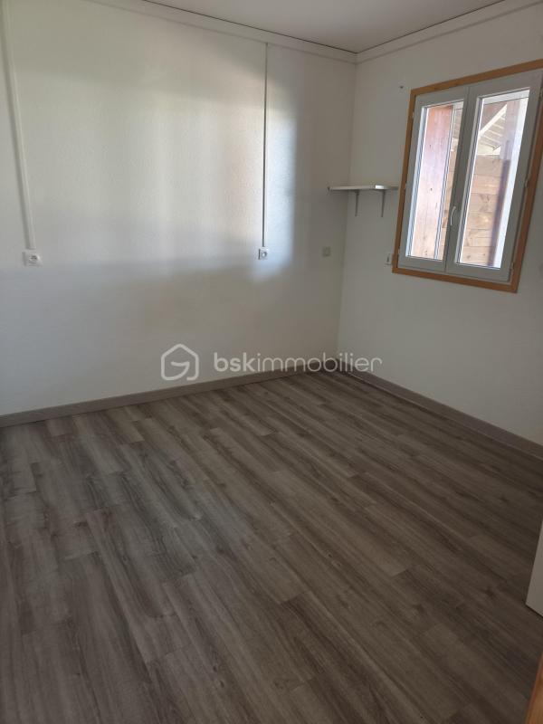 Maison - 1 205 m² - 45 pièces