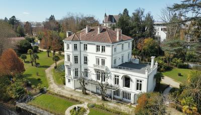 Propriété - 900 m² - 15 pièces