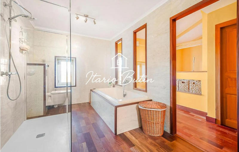 Maison - 415 m² - 14 pièces